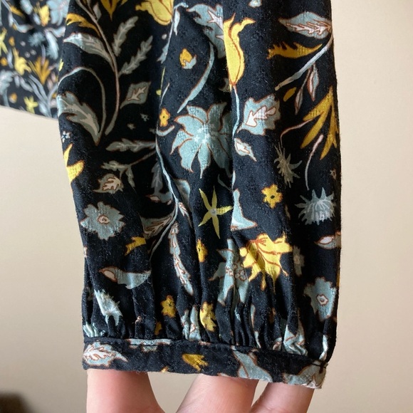 NWT Universal Thread Wrap Floral Top - Picture 6 of 7